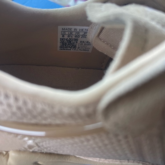 Adidas - Picture 6 of 9